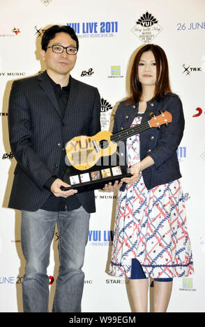 Japanese singer YUI, right, is presented a gift at a press conference for her concert in Hong Kong, China, 15 May 2011.   YUI will hold a concert in H Stock Photo