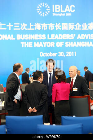 Kevin Wale, left, President and Managing Director of GM (General Motors) China, talks with other participants at the 23rd International Business Leade Stock Photo
