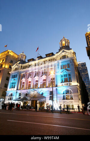 Night view of the Waldorf Astoria Shanghai on The Bund hotel in Shanghai, China, 18 April 2011.   Shanghais historic Bund area boasts a new landmark w Stock Photo