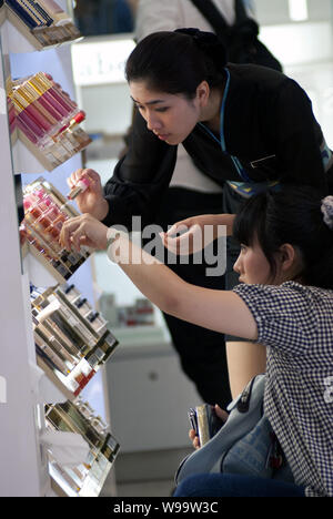 Duty free store in LAX airport Stock Photo - Alamy