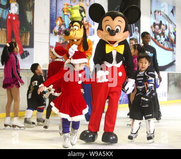 ディズニー　Mickey’s Holiday Skaters Rare Mr. Christmas Disney Mickey's Holiday Skaters Musical