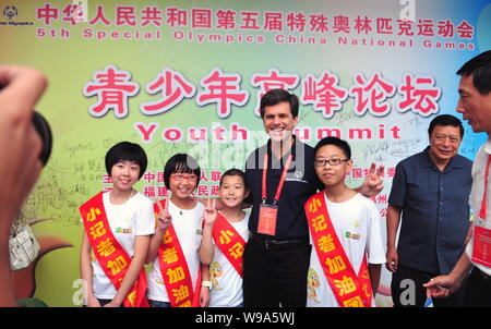 Timothy Shriver (second right), Chairman and CEO of Special Olympics International, poses with Chinese kids during the Youth Summit of the 5th Special Stock Photo