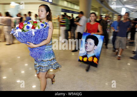 Family members of Chinese student Zhai Tiantian welcome the return of Zhai at the Beijing Capital International Airport in Beijing, China, 10 August 2 Stock Photo