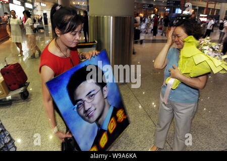 Family members of Chinese student Zhai Tiantian welcome the return of Zhai at the Beijing Capital International Airport in Beijing, China, 10 August 2 Stock Photo