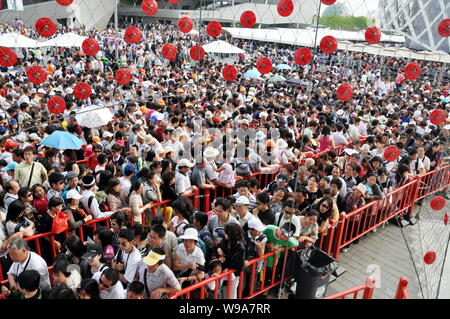 Crowds of visitors queue up to enter the Switzerland Pavilion in the World Expo Park in Shanghai, China, 3 June 2010.   More than 10 million people ha Stock Photo
