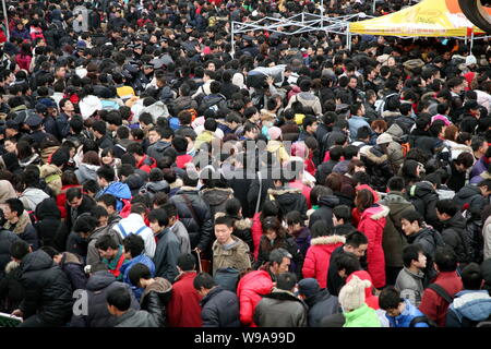 Crowds of Chinese passengers wait at the Nanjing Long Distance Bus Terminal after the bus services were halted by heavy snow in north China, in Nanjin Stock Photo