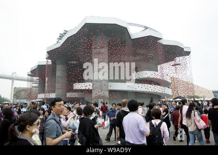 Visitors walk past the Switzerland Pavilion in the World Expo Park in Shanghai, China, 22 May 2010.   The total number of Shanghai World Expo visitors Stock Photo