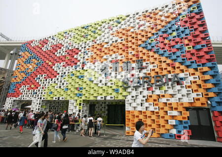 Visitors queue up to enter the Serbia Pavilion in the World Expo Park in Shanghai, China, 18 May 2010.   The total number of Shanghai World Expo visit Stock Photo