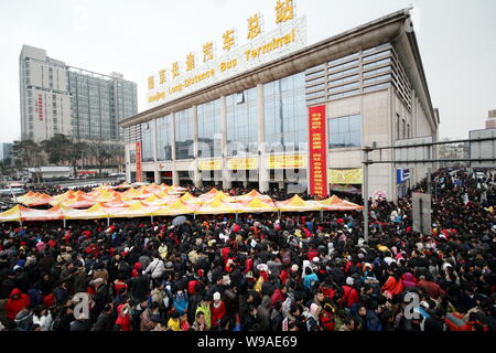 Crowds of Chinese passengers wait at the Nanjing Long Distance Bus Terminal after the bus services were halted by heavy snow in north China, in Nanjin Stock Photo