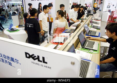 --FILE--Chinese customers shop for laptops at the Dell flagship store in Shanghai, China, 25 September 2009.   Dell, the world number three PC maker, Stock Photo
