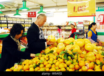 --FILE--Chinese customers shop for fruits at a supermarket in Jiujiang city, east Chinas Jiangxi province, 11 November 2010.   China risks a more abru Stock Photo