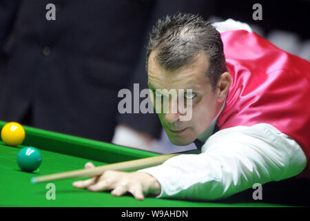 Mark Davis of England plays a shot against Marco Fu of Hong Kong in the first round of the World Snooker Roewe Shanghai Masters 2010 in Shanghai, Chin Stock Photo