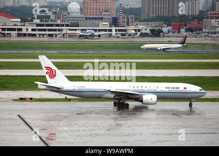 A plane of Air China is seen at Hongqiao International Airport in Shanghai, China, September 14, 2010.   The mainland and the rest of the Asia-Pacific Stock Photo