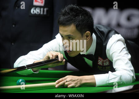 Marco Fu of Hong Kong plays a shot against Mark Davis of England in the first round of the World Snooker Roewe Shanghai Masters 2010 in Shanghai, Chin Stock Photo