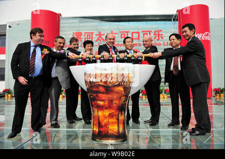 Muhtar Kent, center, Chairman and CEO of The Coca-Cola Company, Clive Saffery, third right, CEO of China operations of Swire Beverages Ltd., and other Stock Photo