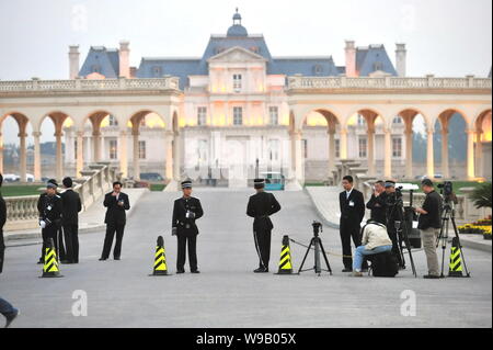 Chinese security guards are seen outside Beijing Chateau Laffitte in Beijing, China, September 29, 2010.   Microsoft Corp co-founder Bill Gates and bi Stock Photo