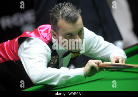 Mark Davis of England plays a shot against Marco Fu of Hong Kong in the first round of the World Snooker Roewe Shanghai Masters 2010 in Shanghai, Chin Stock Photo