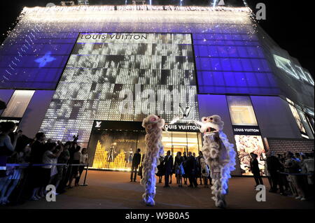 Entertainers perform lion dance during the opening ceremony of the Louis  Vuitton flagship store at the Chengdu Yanlord Landmark mall in Chengdu city  Stock Photo - Alamy