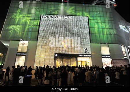 Guests crowd the opening ceremony of the Louis Vuitton flagship store at  the Chengdu Yanlord Landmark mall in Chengdu city, southwest Chinas Sichuan  p Stock Photo - Alamy