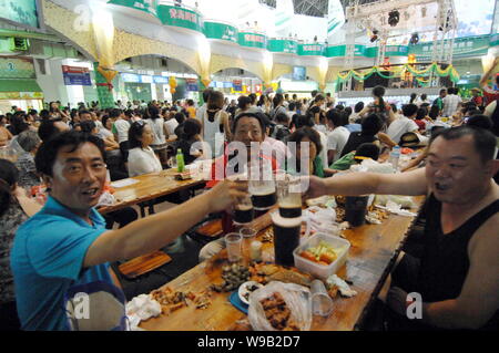 Tourists enjoy beer during the 20th Qingdao International Beer Festival in Qingdao city, east Chinas Shandong province, 14 August 2010.   A record num Stock Photo