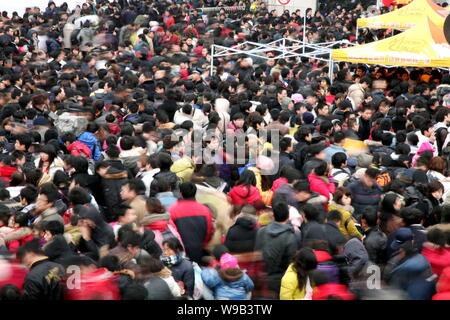 Crowds of Chinese passengers wait at the Nanjing Long Distance Bus Terminal after the bus services were halted by heavy snow in north China, in Nanjin Stock Photo