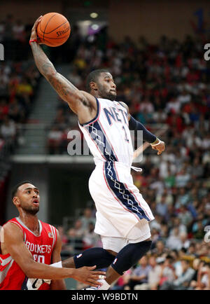 New Jersey Nets' Terrence Williams (1) takes a jump shot as Los Angeles ...