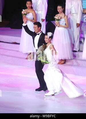 Shen Xue (right), Zhao Hongbo, Chinese pair skater and the retired Olympic champion duo, wave to audience during their wedding ceremony at the Capital Stock Photo