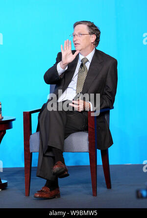Microsoft co-founder Bill Gates answers a question during a press conference in Beijing, China, 30 September 2010.   Microsoft Corp. co-founder Bill G Stock Photo