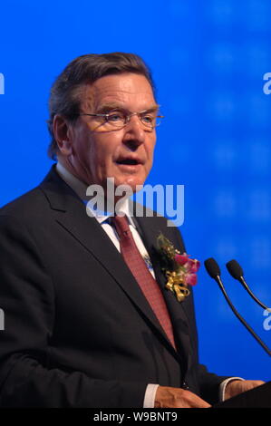 Former German Chancellor Gerhard Schroeder speaks at the on-going 2010 China International Forum on New Energy &Sino-German Cooperation Summit in Qing