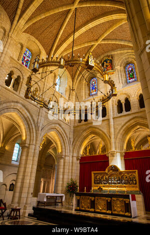 UK, England, Devon, Buckfast, Cistercian Abbey, Abbey Church interior, chandelier above altar Stock Photo