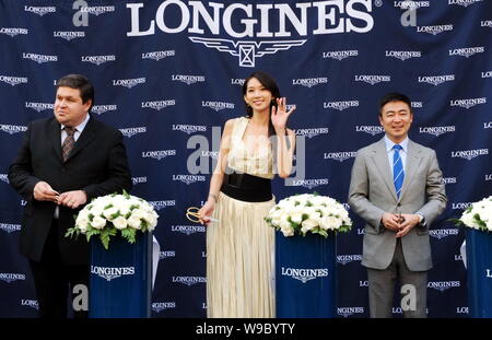 Taiwanese model Lin Chi ling center poses between Longines