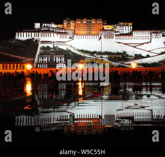 Night view of the Potala Palace in Lhasa city, southwest Chinas Tibet Autonomous Region, 5 August 2009. Stock Photo