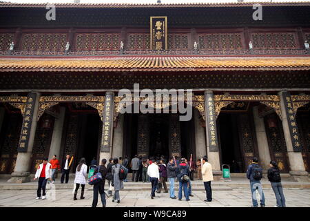 tourists-visit-the-nanyue-temple-nanyuedamiao-at-the-hengshan