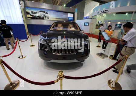 --FILE--Chinese visitors look at a Hongqi (Red Flag) concept SUV of FAW on display at an investment and trade expo in Changchun city, northeast Chinas Stock Photo