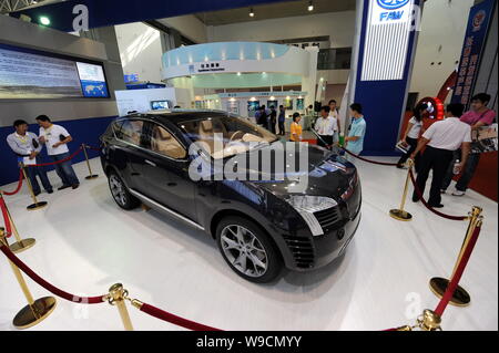 --FILE--Chinese visitors look at a Hongqi (Red Flag) concept SUV of FAW on display at an investment and trade expo in Changchun city, northeast Chinas Stock Photo