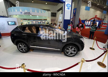 --FILE--Chinese visitors look at a Hongqi (Red Flag) concept SUV of FAW on display at an investment and trade expo in Changchun city, northeast Chinas Stock Photo