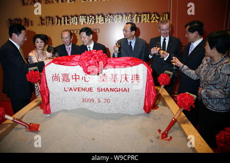 Bernard Arnault (L3), CEO of Moet Hennessy Louis Vuitton (MHLV) and Casino tycoon Stanley Ho (L2 ...