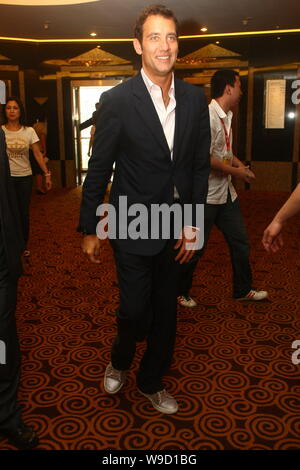 British actor Clive Owen arrives for the screening for his film, Duplicity Meet, during the 12th Shanghai International Film Festival, in Shanghai, Ch Stock Photo