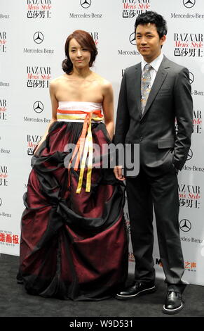 Chinese actor Pan Yueming and South Korean actress Kim Hyo Youn arrive for an award ceremony by Bazaar Mens Style in Beijing, China, 4 December 2009. Stock Photo