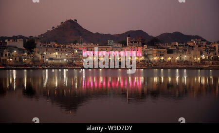 Deep Daan Aarti on the ghats of Pushkar Lake during the Camel Fair in Pushkar, Rajasthan, India Stock Photo