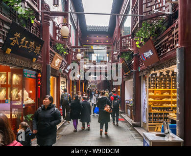 Shops in the Yuyuan Bazaar, Old City, Shanghai, China Stock Photo