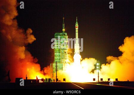 A Long March 2F (CZ-2F) space rocket carrying the Shenzhou VII manned spacecraft and three Chinese taikonauts (astronauts) blasts off at Jiuquan Satel Stock Photo