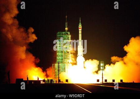 A Long March 2F (CZ-2F) space rocket carrying the Shenzhou VII manned spacecraft and three Chinese taikonauts (astronauts) blasts off at Jiuquan Satel Stock Photo