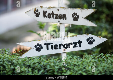 Mainz, Germany. 13th Aug, 2019. A signpost stands in the animal home of the state capital. Credit: Andreas Arnold/dpa/Alamy Live News Stock Photo