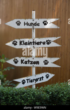 Mainz, Germany. 13th Aug, 2019. A signpost stands in the animal home of the state capital. Credit: Andreas Arnold/dpa/Alamy Live News Stock Photo