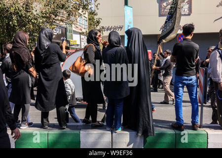 Shiites take to the streets during the holy month of Muharram to commemorate the death of the third Imam, Hussein, more than 1300 years ago in Karbala Stock Photo