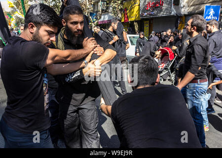 Shiites take to the streets during the holy month of Muharram to commemorate the death of the third Imam, Hussein, more than 1300 years ago in Karbala Stock Photo