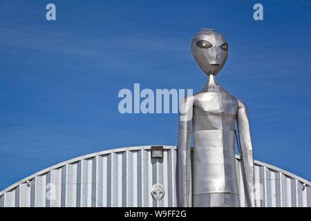 A large steel statue of an alien standing in front of the Alley and reach search center in Heiko Nevada, the gateway to area 51 Stock Photo