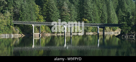 The Quartzville Road Bridge crossing Foster Lake, Oregon, on the South Santiam River, in the Cascades Range, near Sweet Home Stock Photo