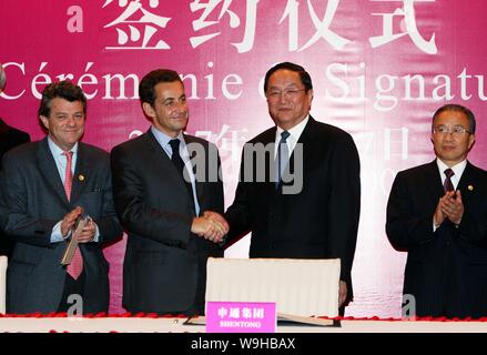 French President Nicolas Sarkozy (L2) shakes hands with Shanghai Communist Party Secretary Yu Zhengsheng (R2), during the signing ceremony between Sha Stock Photo